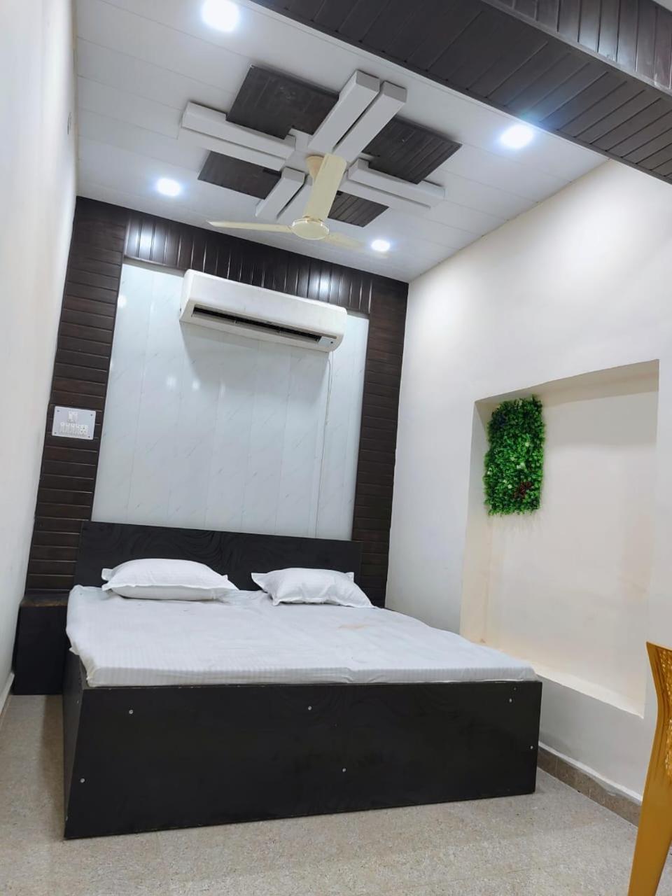 Hotel Crystal Dreams Mathura Extérieur photo
