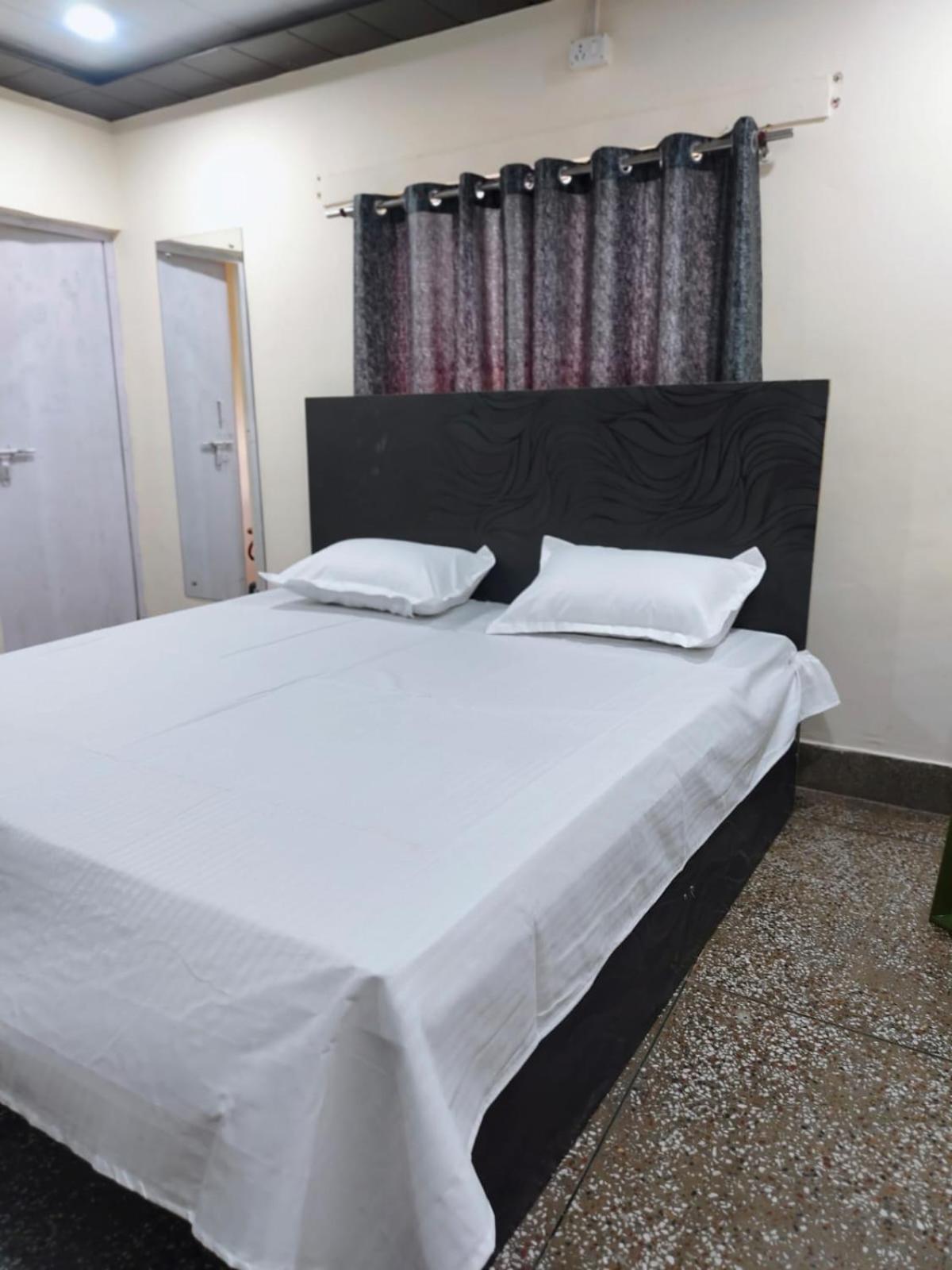 Hotel Crystal Dreams Mathura Extérieur photo