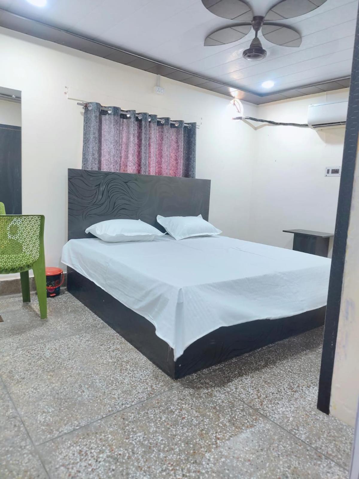 Hotel Crystal Dreams Mathura Extérieur photo